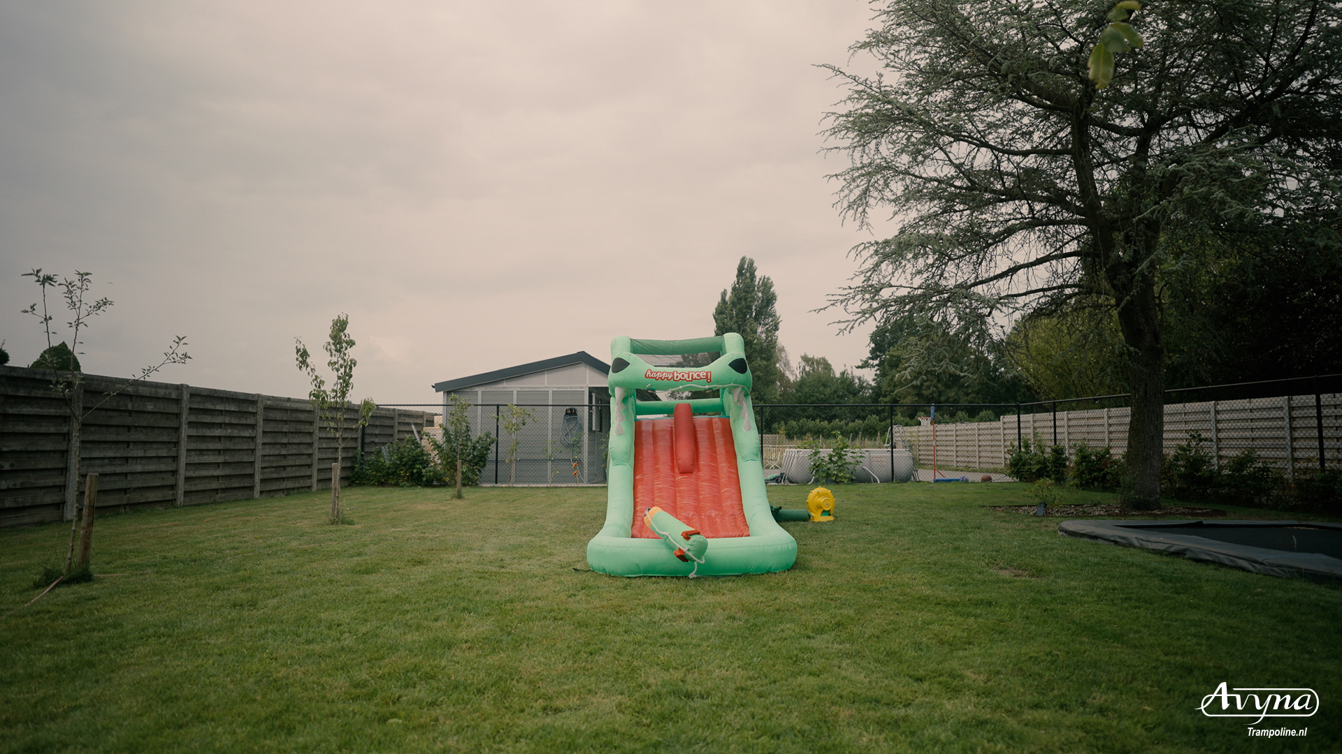 Avyna Inflatable – Croco Waterslide
