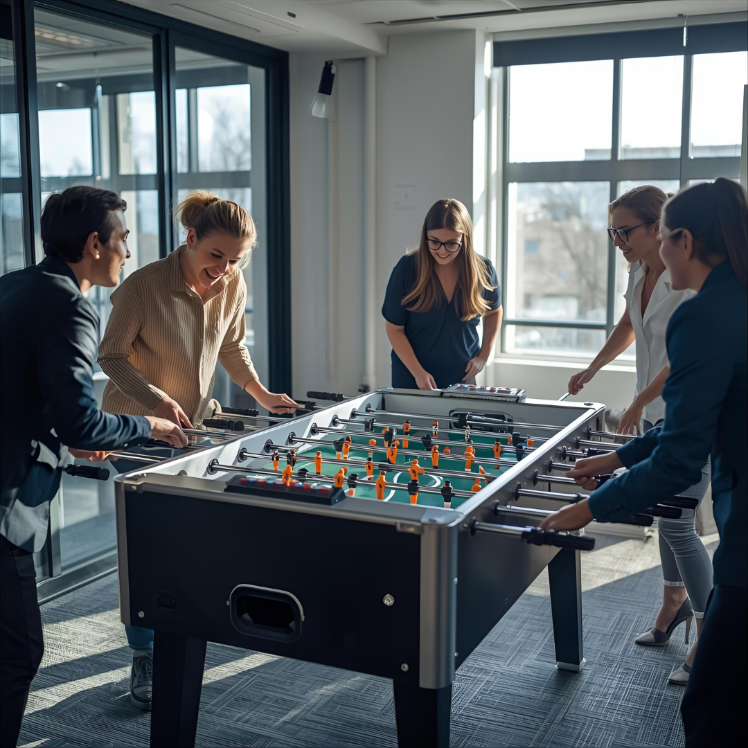 Tischkicker mit Personen im Büro für Unternehmen